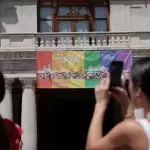 Bandera LGTBI+ colgada en la fachada del Ajuntament de València en 2023. / Manuel Bruque (EFE)