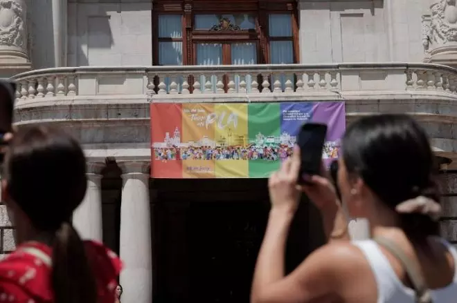Bandera LGTBI+ colgada en la fachada del Ajuntament de València en 2023. / Manuel Bruque (EFE)