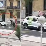 Captura del vídeo donde se observa como un hombre con un bastón detiene un coche de Vox que entraba en el Paseo de la Concha, en Donostia. — Público