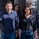 Pablo Iglesias e Irene Montero, a su llegada al juicio contra su acosador, el pasado mayo.- ALBERTO ORTEGA (EUROPA PRESS)