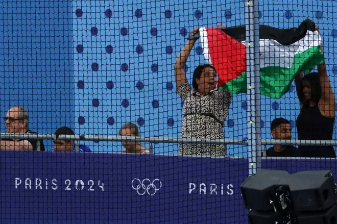 Dos mujeres enseñan la bandera de Palestina durante los Juegos Olímpicos de París .Ahmad Gharabali / AFP