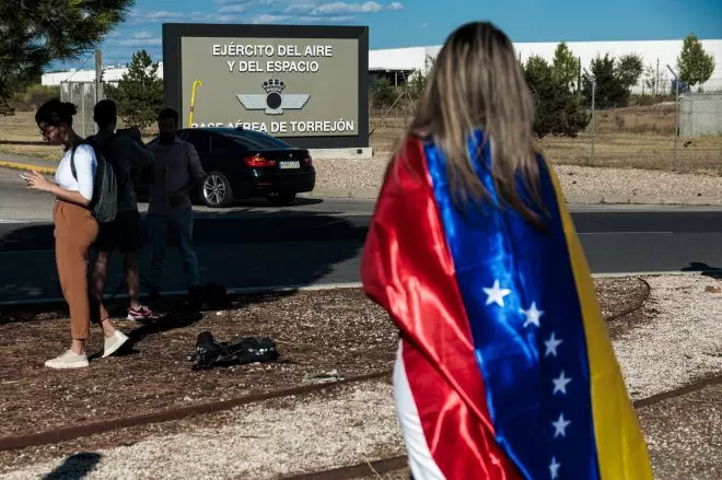 Varios venezolanos esperan a las afueras de la Base Aérea de Torrejón, la llegada de Ednundo González. - Carlos Luján / Europa Press.