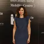 La presidenta de la Comunidad de Madrid, Isabel Díaz Ayuso, posa este pasado lunes en la gala de entrega de los I Premios Influencia Hispana. - Juanjo Martín | EFE