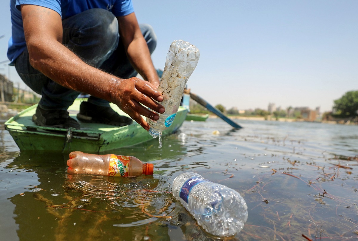 Una botella de agua de plástico reciclado y sin etiqueta para reducir su  impacto ambiental