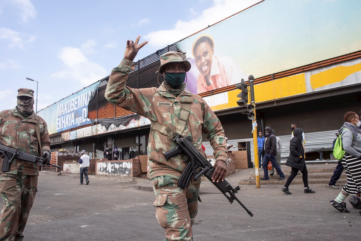 Cinco claves para entender el estallido de violencia en Sudáfrica | Público