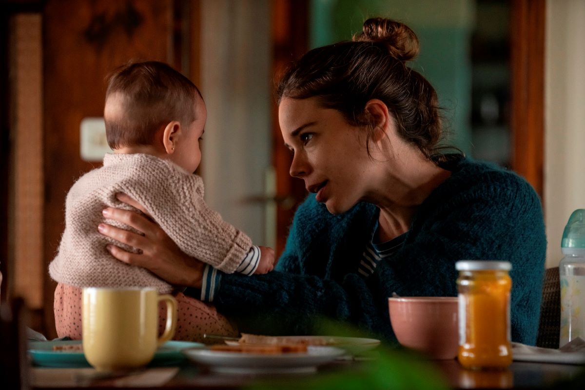 Estreno de 'Cinco lobitos': Alauda Ruiz de Azúa: "Cuidar a los mayores se vive como un problema, cuando debería ser más natural" | Público