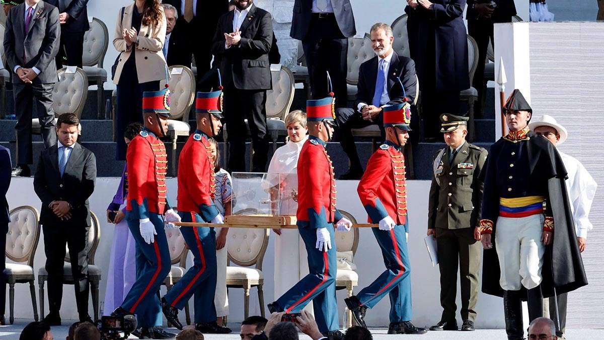 Felipe VI permanece sentado ante la espada de Bolívar en la toma de posesión de Petro como presidente de Colombia. Imagen de archivo