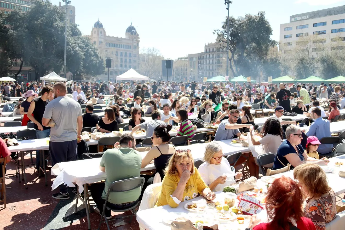 Més d'un miler de persones reivindiquen la sobirania alimentària a  Barcelona amb una cal?otada massiva | Público