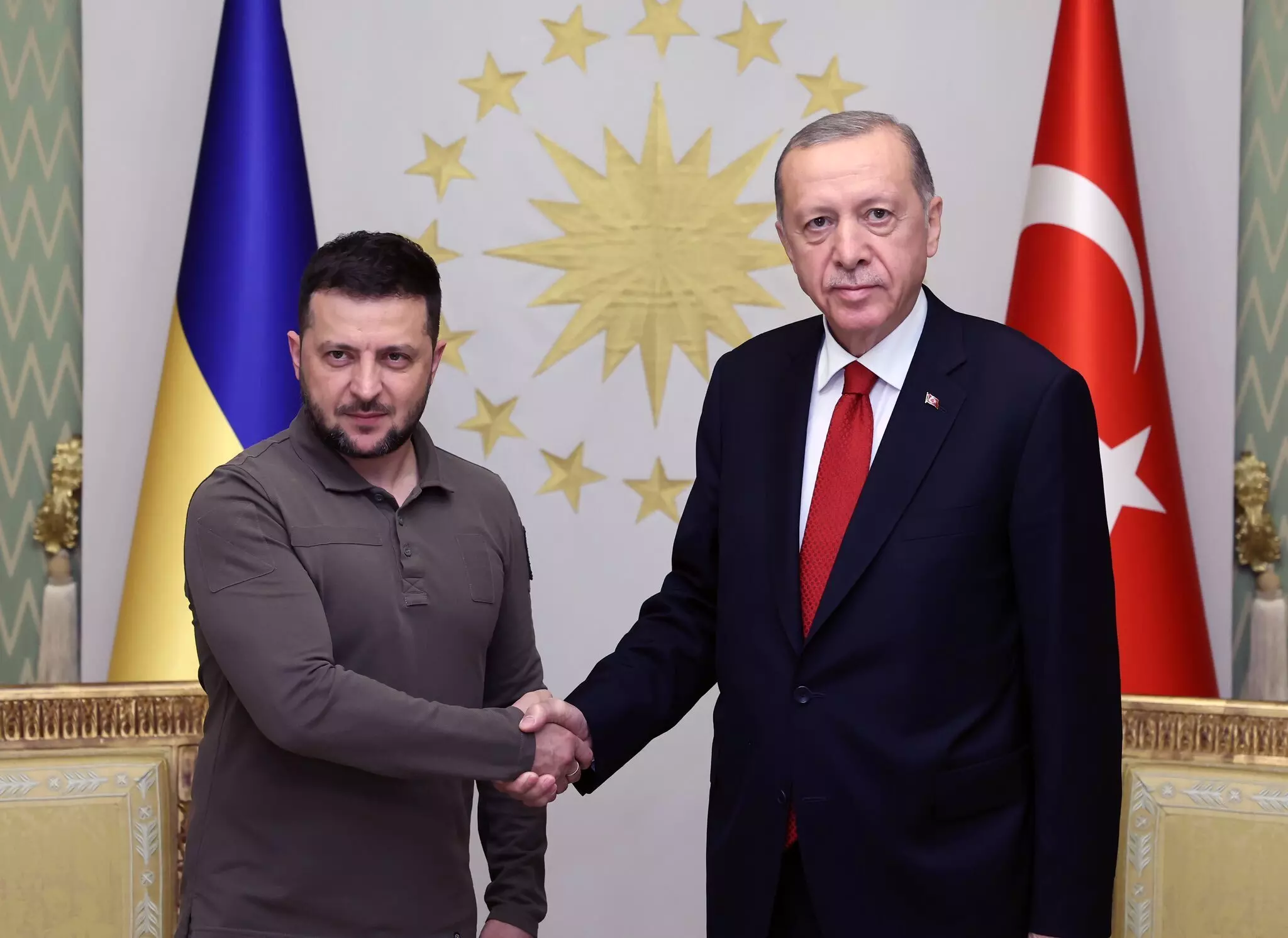 Zelensky deixa Istambul com cinco comandantes capturados em