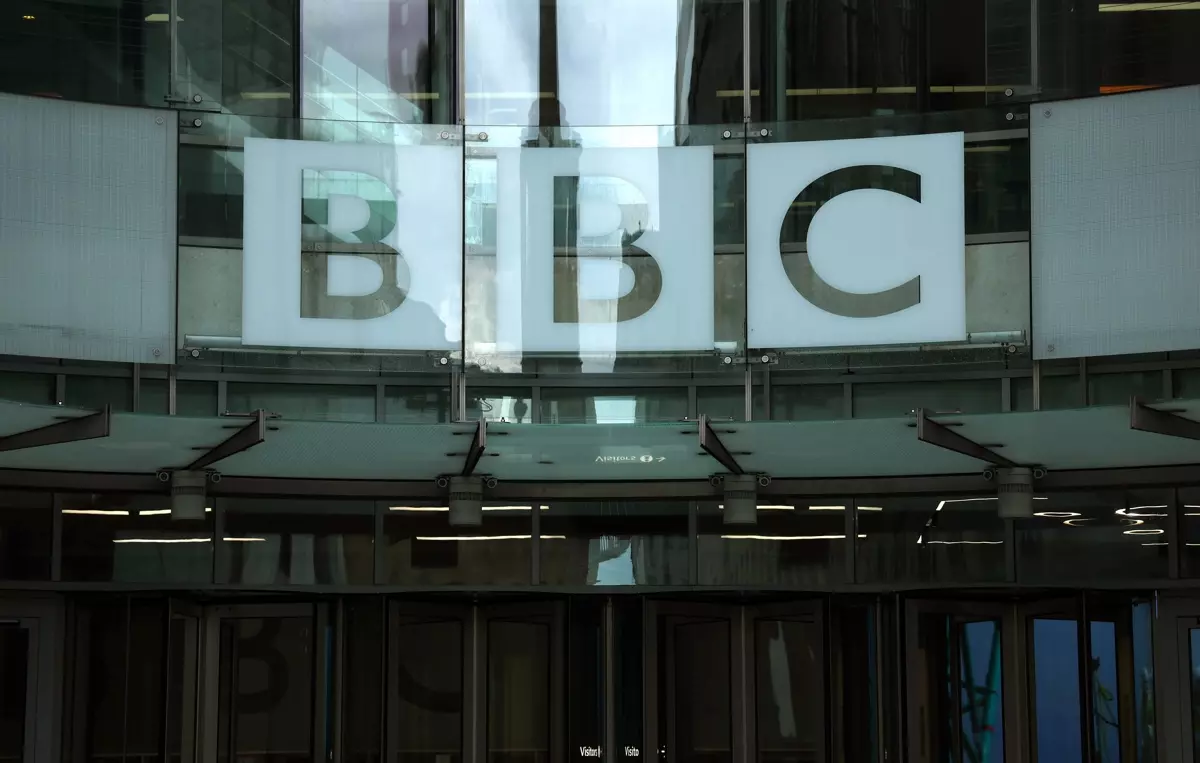 La BBC suspende a un presentador que pagó a un menor por fotos sexuales Público imagen