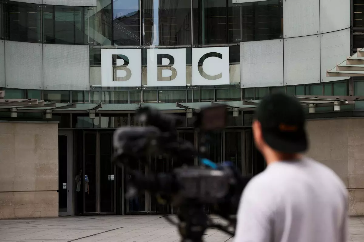 La BBC interrumpe la investigación sobre el escándalo sexual de un presentador Público