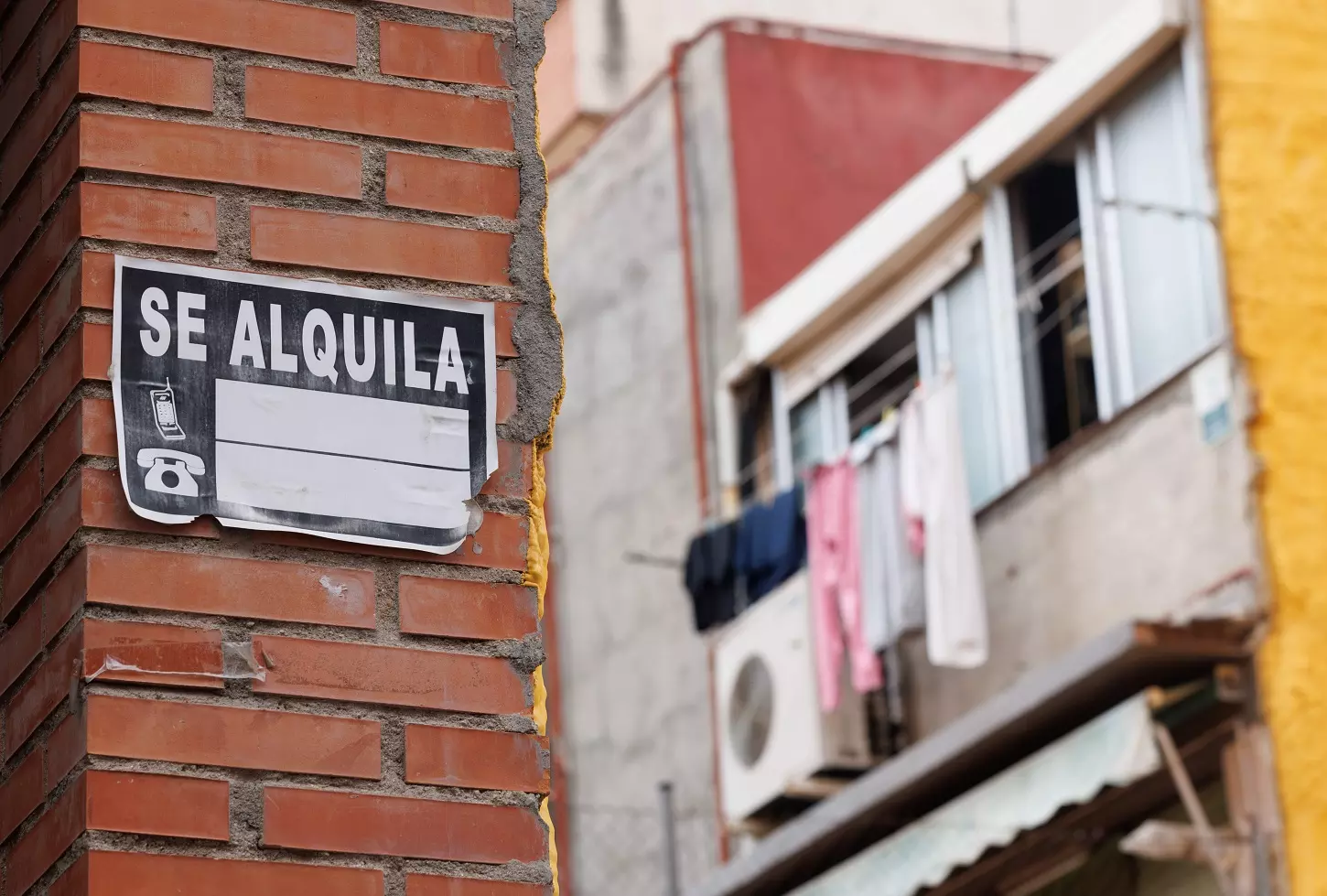 Un cartel de 'Se Alquila' en un barrio de Madrid. — Eduardo Parra / EUROPA PRESS
