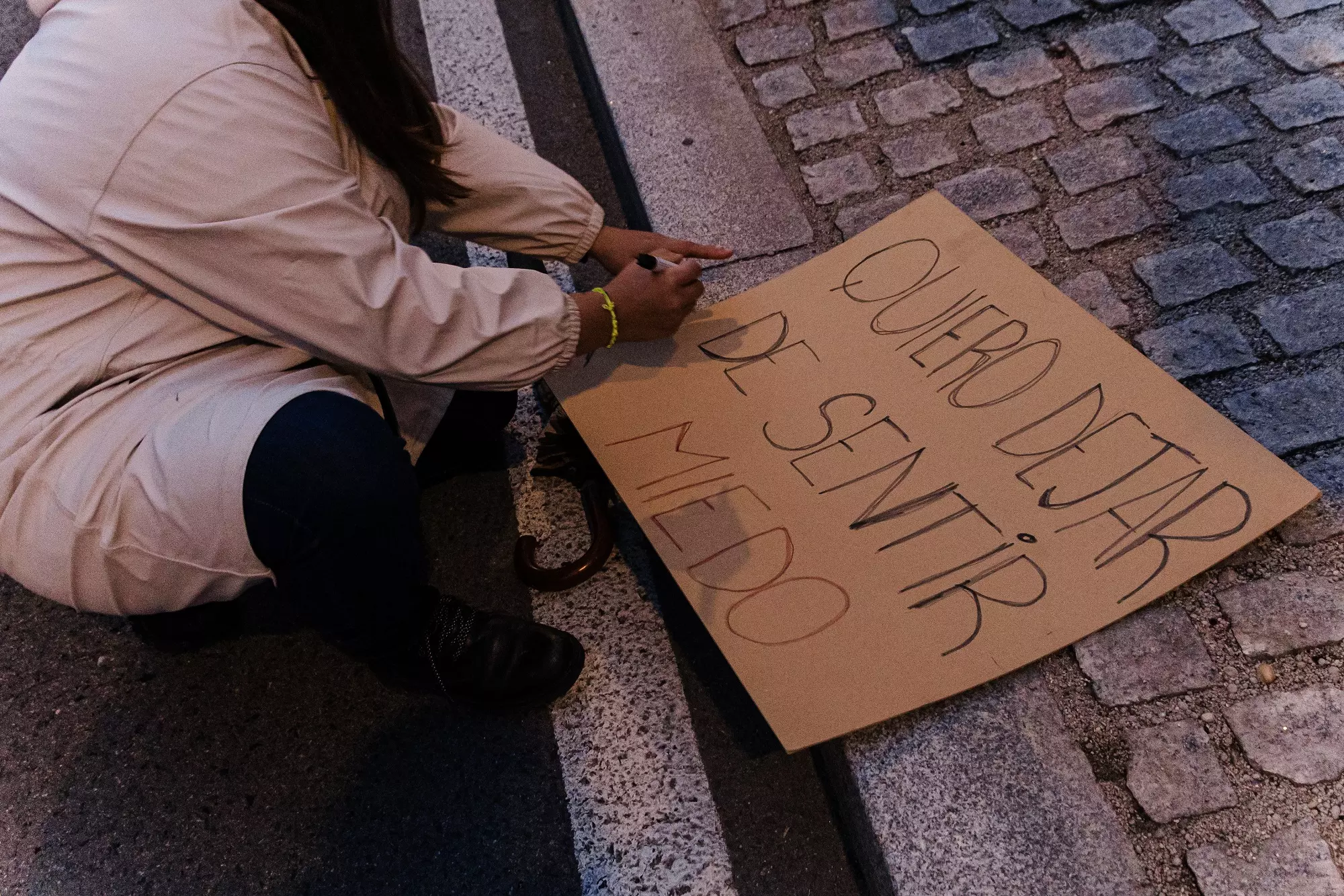 Una mujer pinta un cartel durante la manifestación convocada por el Movimiento Feminista de Madrid por el Día Internacional de la Mujer. — Carlos Luján / Europa Press