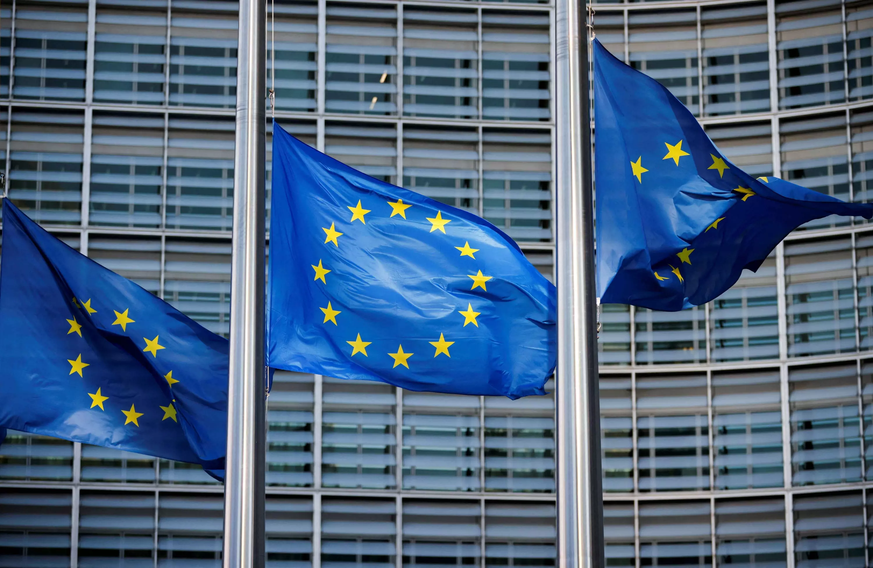 Banderas de la Unión Europea ondean frente a la sede de la Comisión Europea en Bruselas (Bélgica). — Johanna Geron / REUTERS
