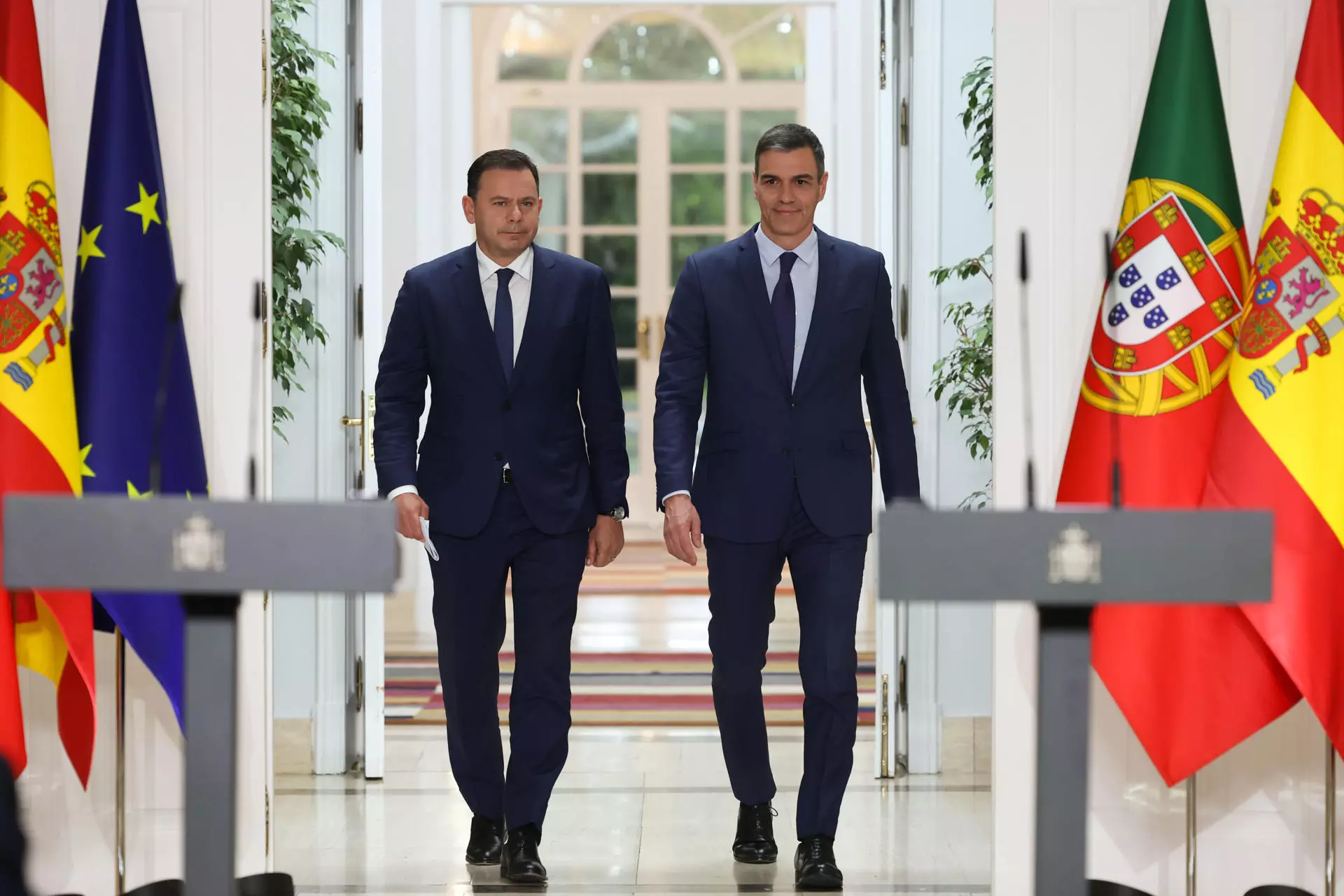 El presidente del Gobierno, Pedro Sánchez (d), junto al primer ministro de la República de Portugal, Luís Montenegro (i), en una foto de archivo. — Kiko Huesca / EFE