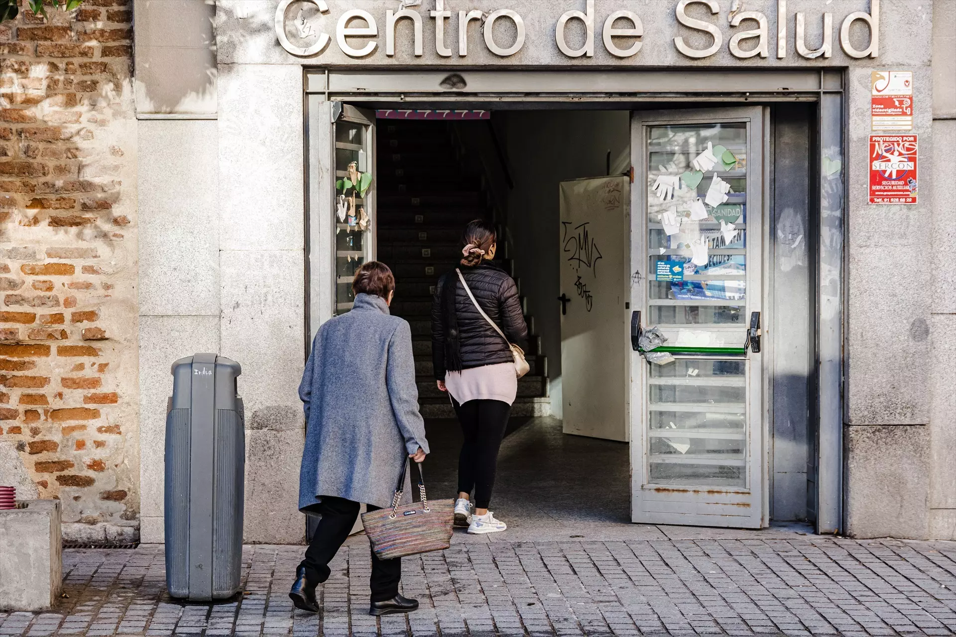 Dos personas entran al Centro de Salud de Lavapiés, a 5 de enero de 2024, en Madrid. — Carlos Luján / Europa Press