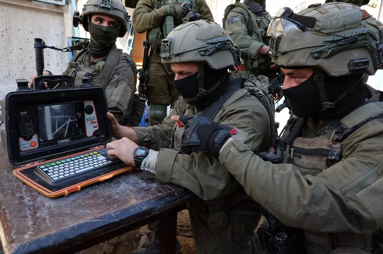 Un grupo de militares del Ejército de Israel supervisa a través de una cámara los movimientos de las milicias palestinas. — Jack Guez / AFP