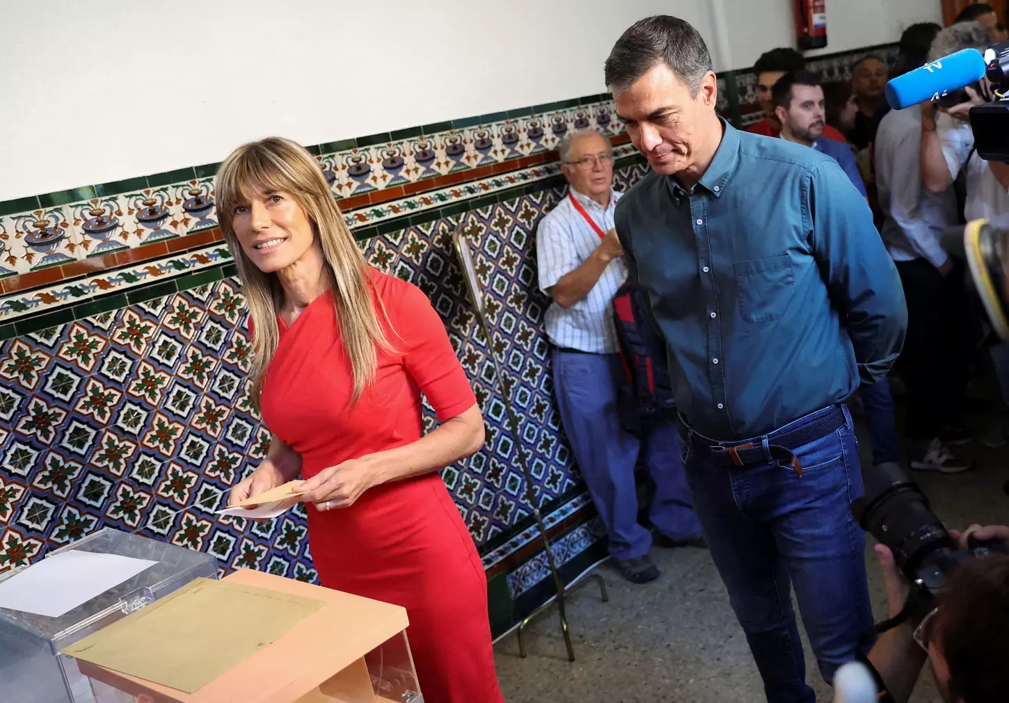 El presidente del Gobierno, Pedro Sánchez, y su esposa, Begoña Gomez, votando en las pasadas elecciones generales del 23J,  en Madrid. — Nacho Doce / REUTERS