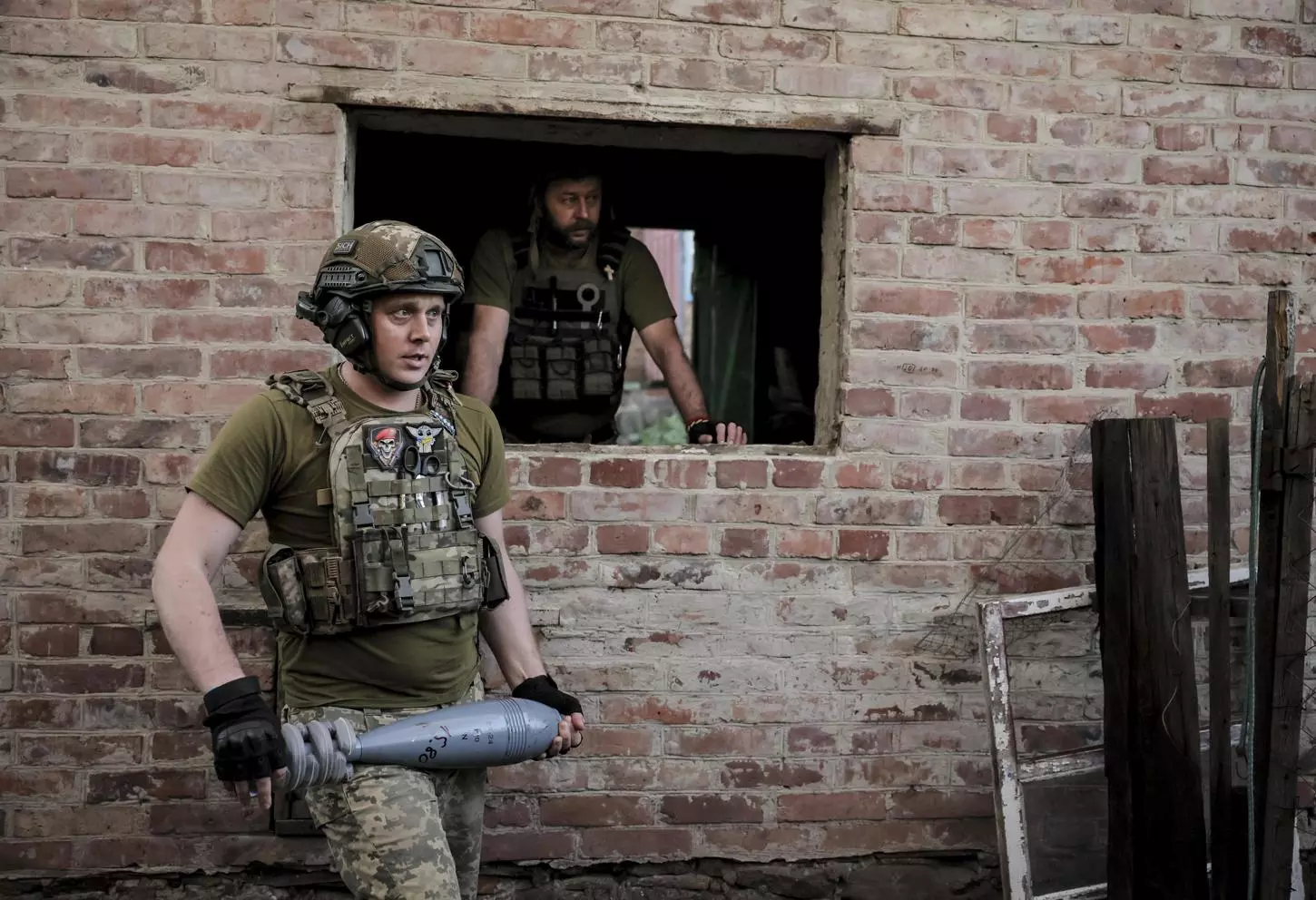 Un militar ucraniano se prepara para disparar un mortero de 120mm hacia una posición rusa en la línea del frente, en la región de Donetsk, a 4 de junio de 2024. — Oleg Petrasiuk / EFE/EPA