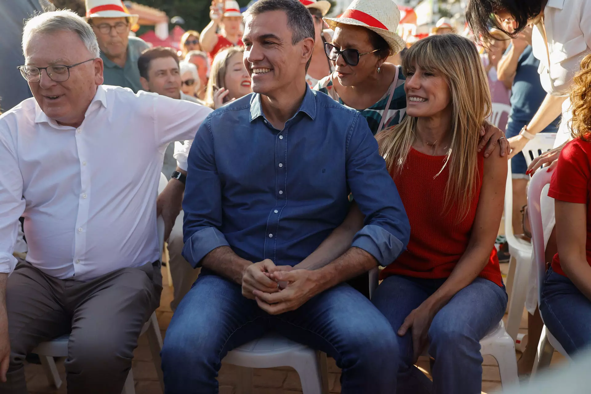 El secretario general del PSOE y presidente del Gobierno, Pedro Sánchez, junto a su mujer, Begoña Gómez, durante un acto electoral de los socialistas en Benalmádena (Málaga), este miércoles. — Jorge Zapata / EFE
