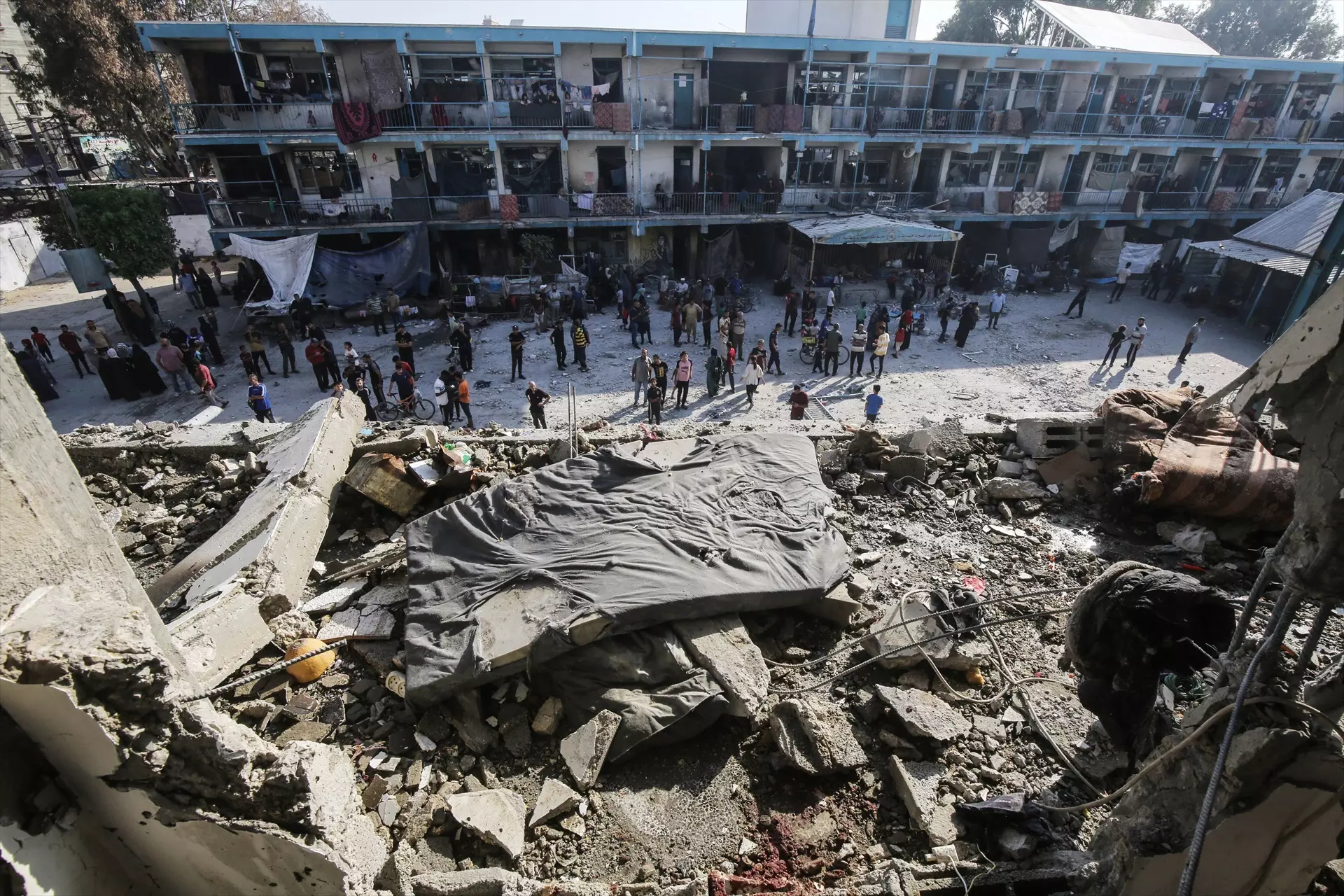 Las consecuencias de un ataque israelí sobre una escuela que alojaba a palestinos desplazados, en Deir el-Balah, a 6 de junio de 2024. — Omar Naaman / Europa Press