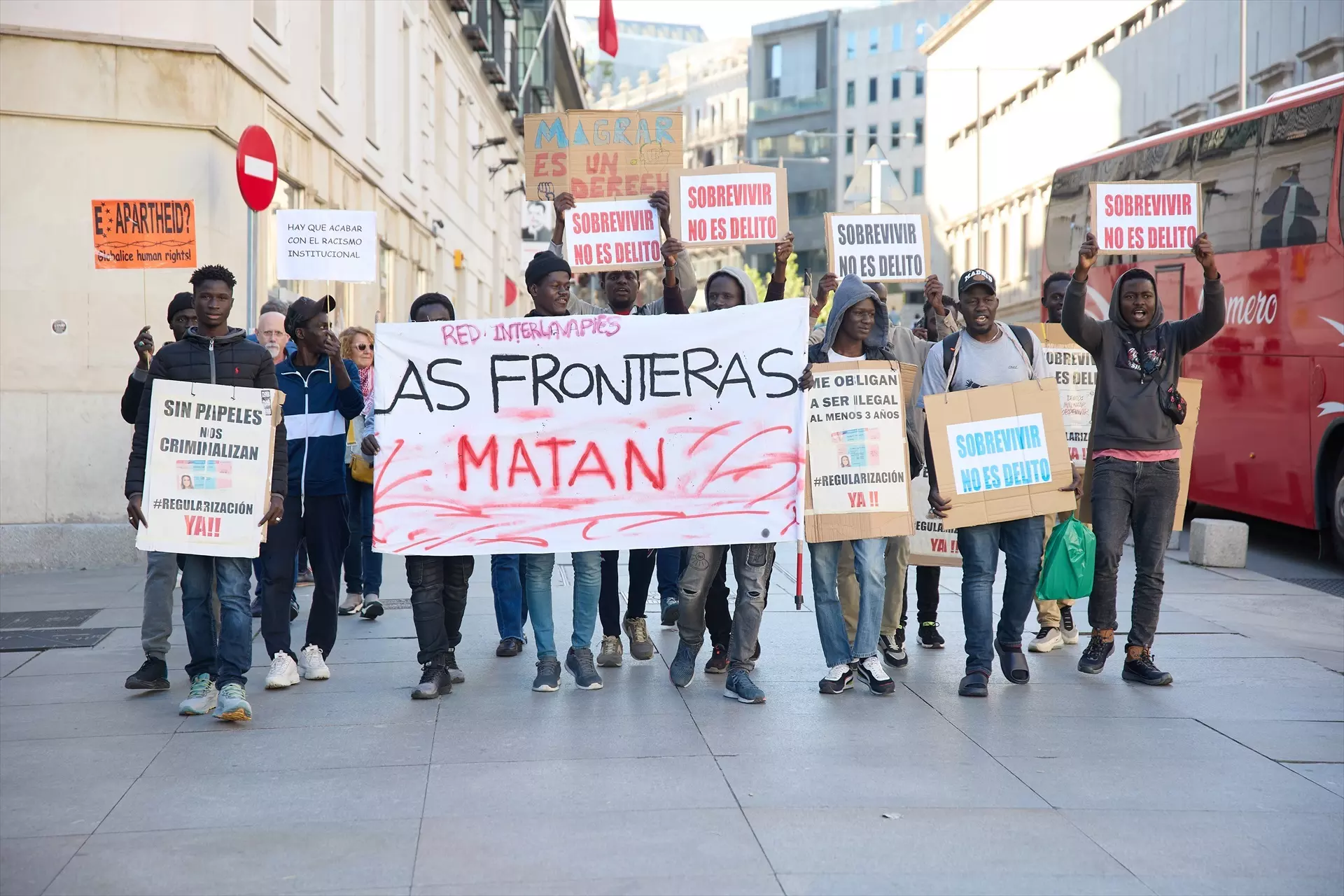 Varias personas se concentran frente al Congreso en defensa de la ILP Regularización. Imagen de archivo. — Jesús Hellín / Europa Press
