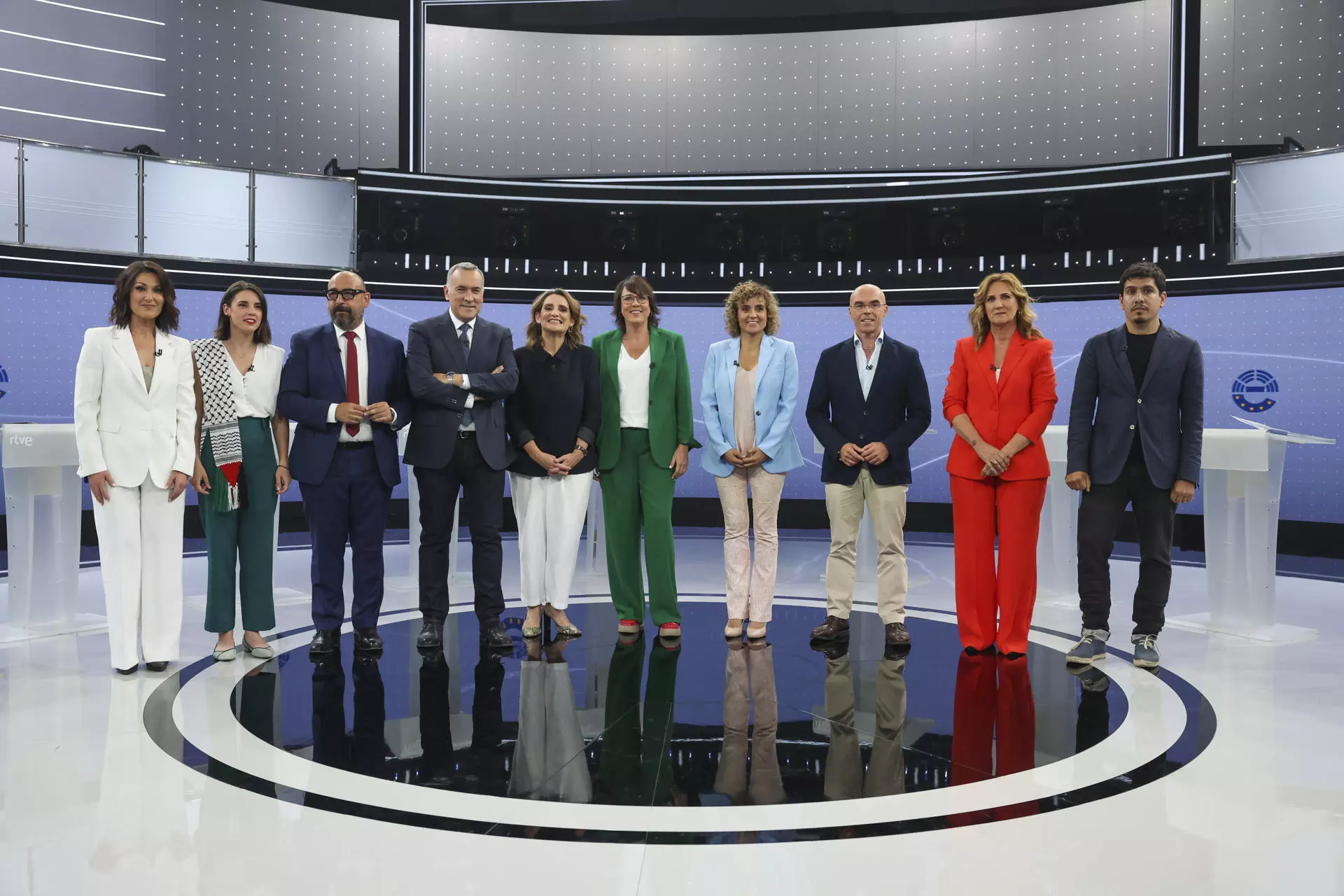 Los candidatos posan antes del debate. — KIKO HUESCA / Europa Press