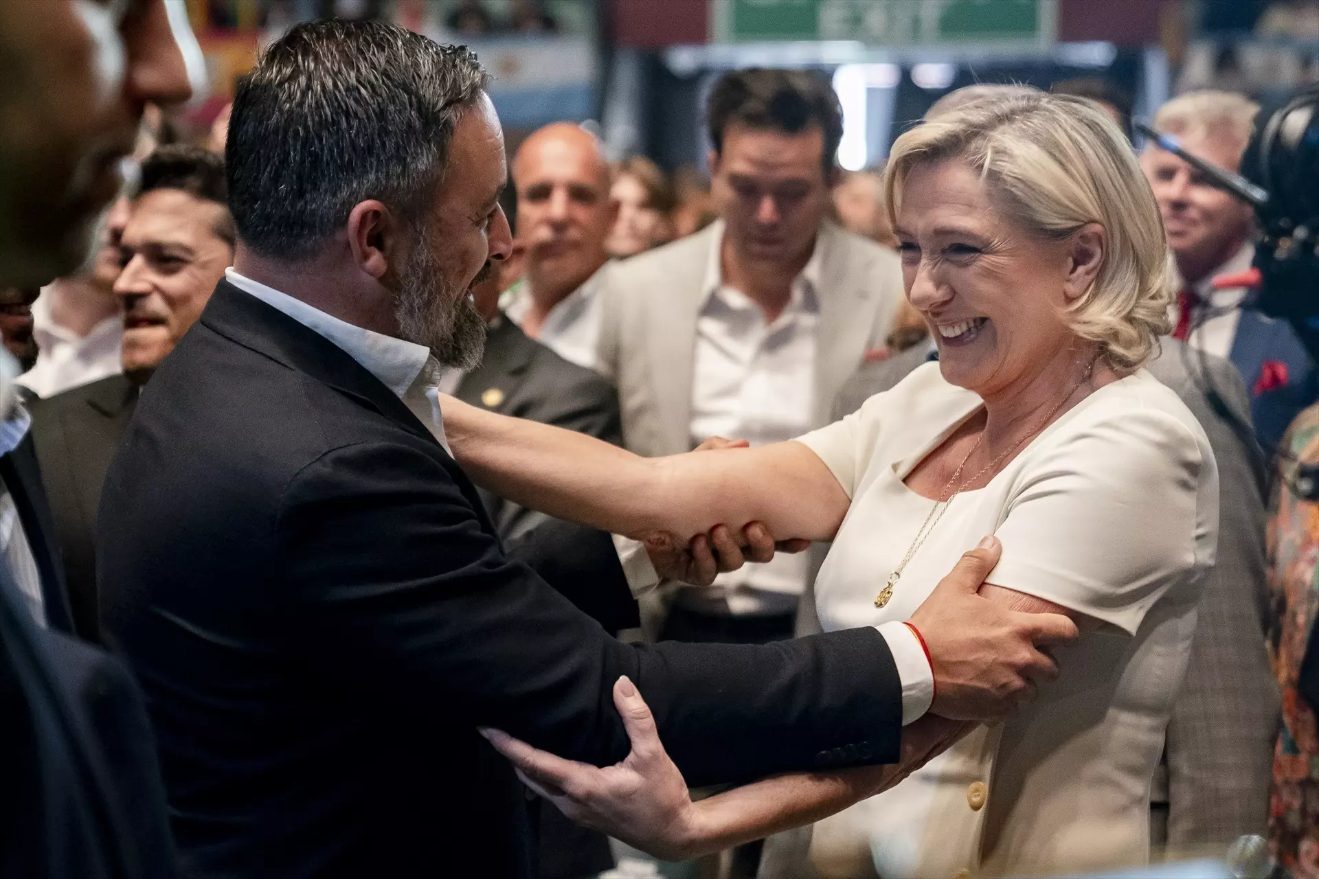 Santiago Abascal y Marine Le Pen se saludan en el acto de Vox este mes de mayo en Madrid en el que participaron múltiples líderes de la ultraderecha internacional. — A. Pérez Meca / EUROPA PRESS