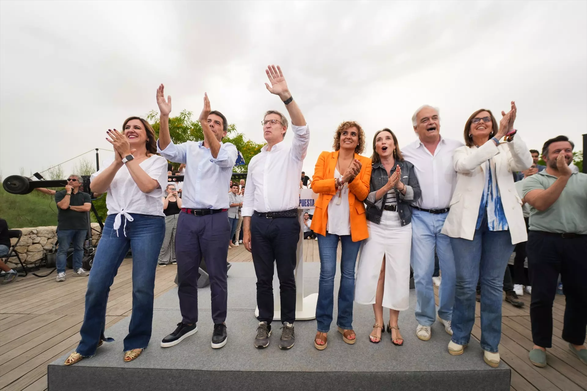 Alberto Núñez Feijóo y Dolors Montserrat junto a varios dirigentes del PP durante el mitin de cierre de campaña. — Jorge Gil / Europa Press