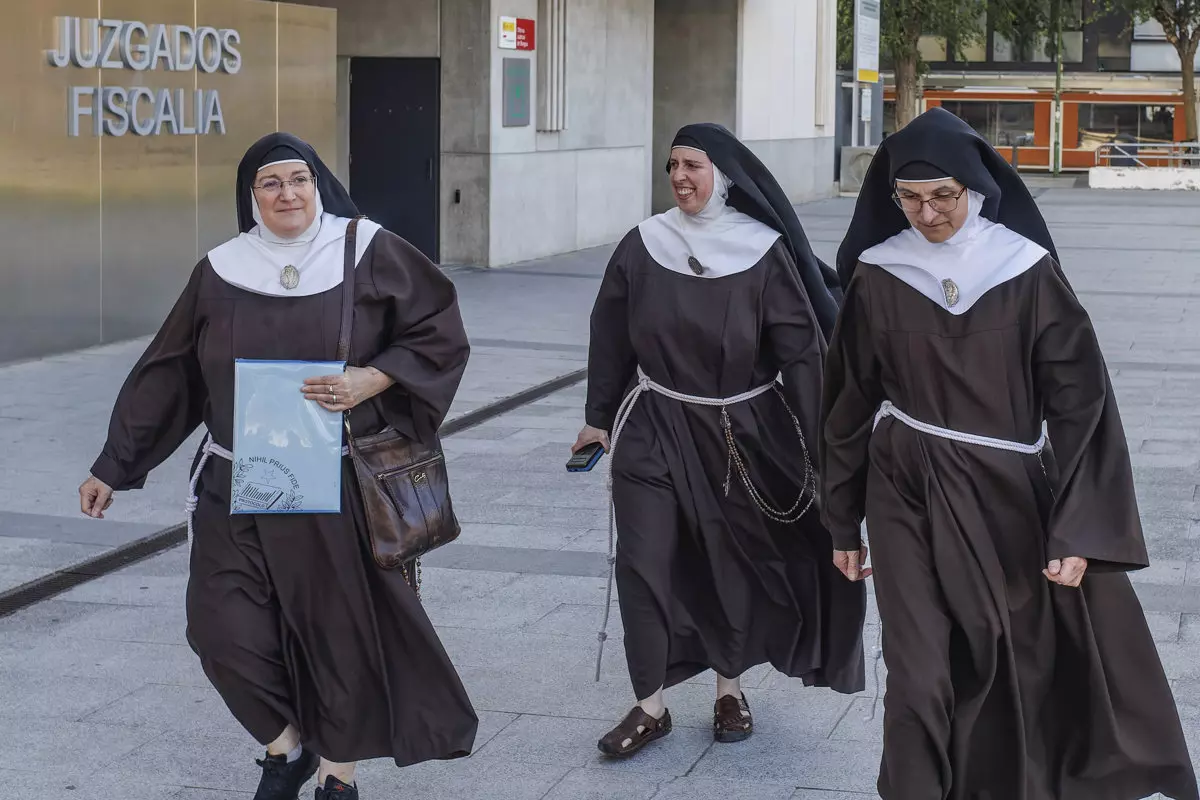 La madre superiora del convento de Belorado, Sor Isabel de la Trinidad, y tres monjas del convento de Belorado salen de los juzgados de Burgos el pasado 31 de mayo. — Santi Otero / EFE
