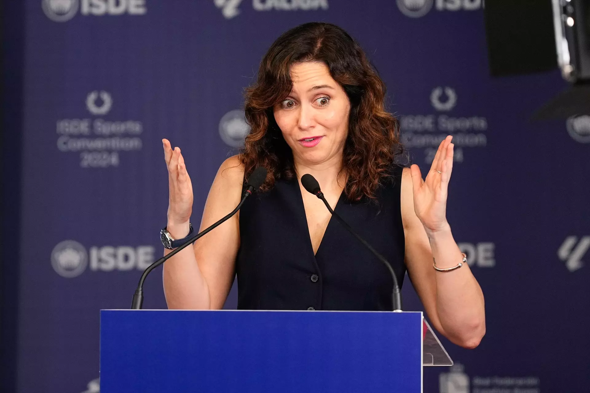 Isabel Díaz Ayuso asiste durante la ceremonia de entrega de premios de la V Edición de la Convención Deportiva ISDE 2024 en Madrid. — Europa Press