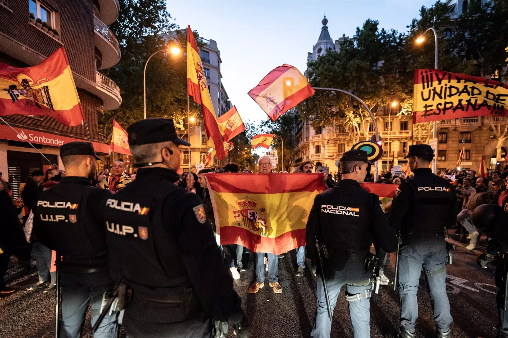 Manifestantes ultraderechistas, el pasado mes de abril cerca de la sede del PSOE en Ferraz..- Diego Radamés / Europa Press.