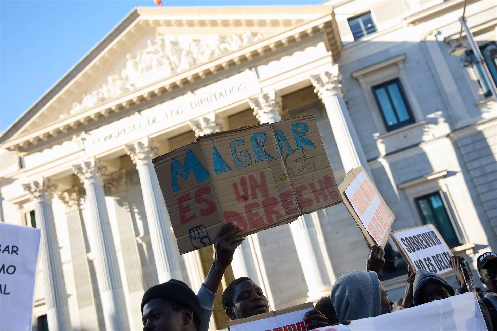 Concentración frente al Congreso, el 9 de abril de 2024, en apoyo a la ILP de regularización de personas migrantes. — Jesús Hellín / Europa Press