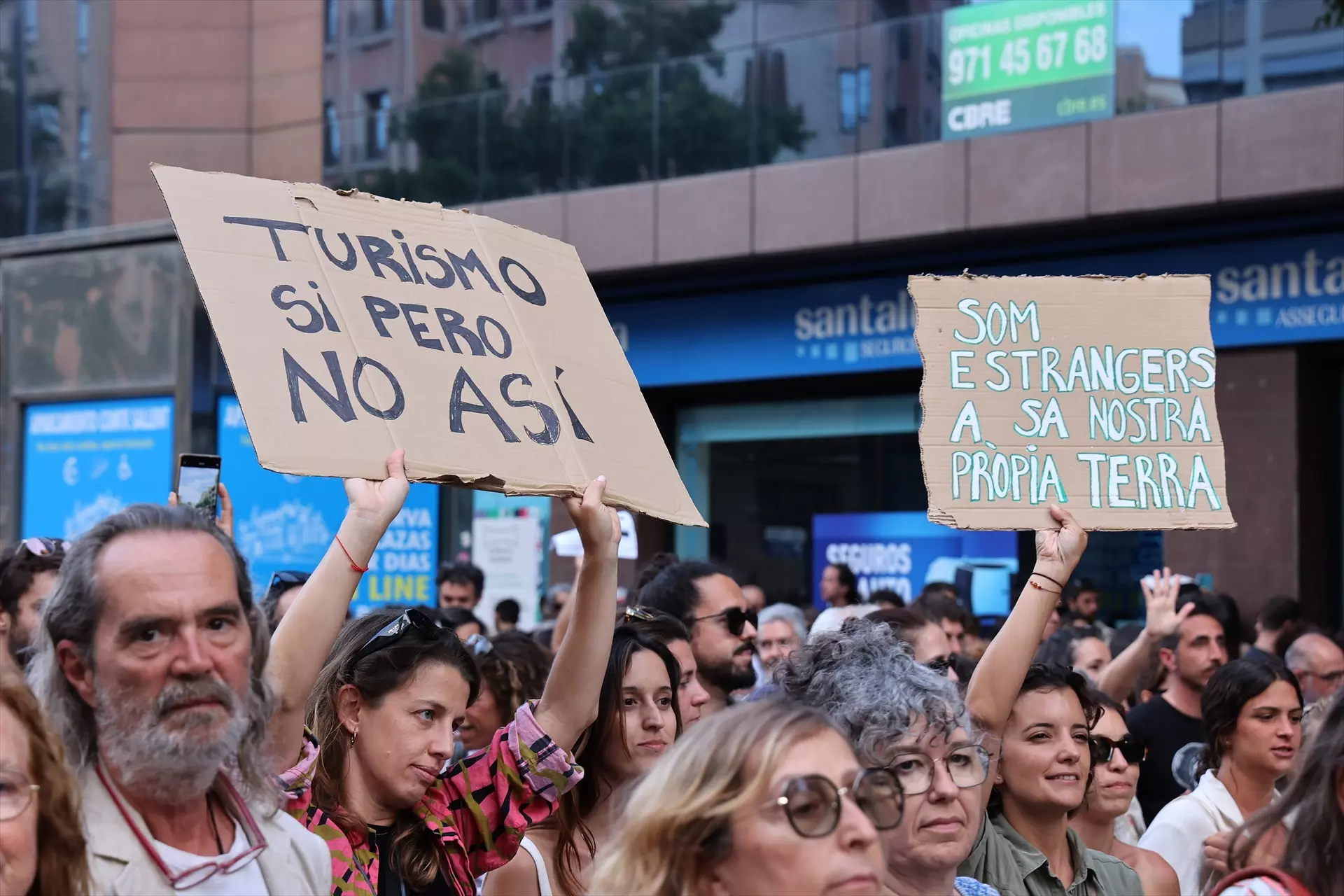 Decenas de personas durante una manifestación contra la masificación turística en Palma de Mallorca — Isaac Buj / Europa press