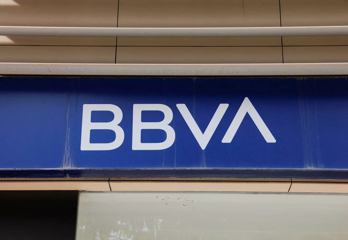 BBVA se compromete a mantener la fuerte presencia del Sabadell en pymes |  Público