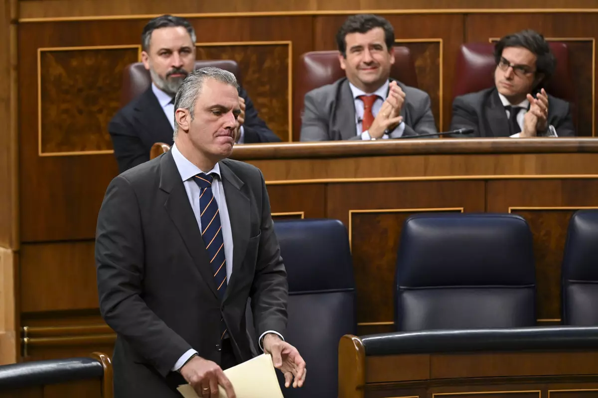 El diputado de Vox Javier Ortega Smith se dispone a intervenir en la sesión plenaria del Congreso de los Diputados celebrada este martes en Madrid. — Fernando Villar / EFE