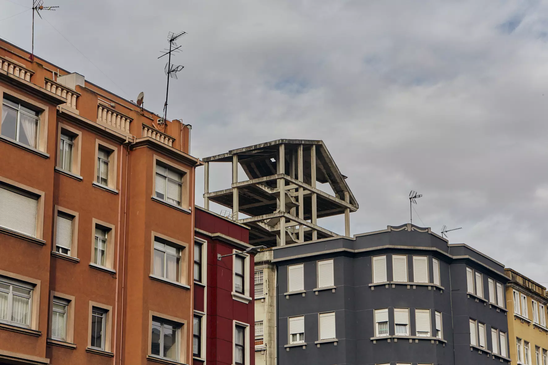 Un edificio de viviendas en construcción, a 9 de mayo de 2023, en Ourense, Galicia. — Agostime / EUROPAPRESS