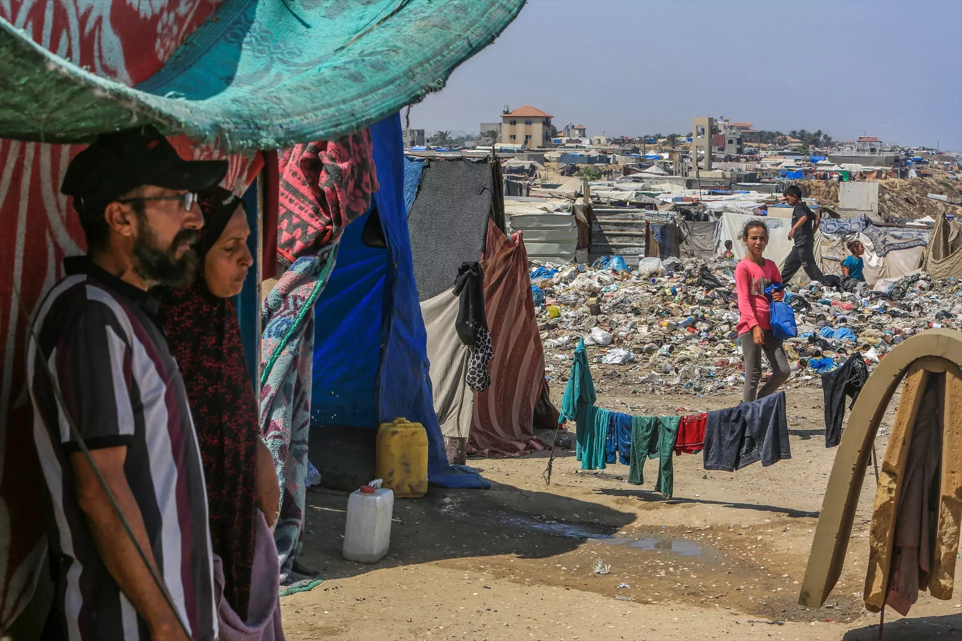 Palestinos en las calles de Deir al-Balah rodeados de basura el pasado jueves 20 de junio. — Abed Rahim Khatib. / Europa Press.