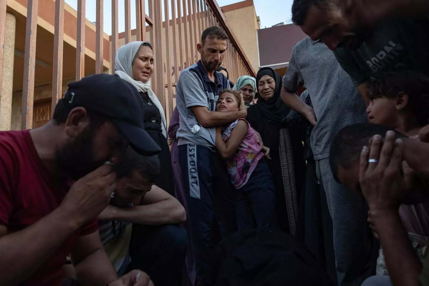 Palestinos lloran junto a los cuerpos de sus familiares que murieron en un ataque israelí dirigido a un campamento en la zona de Al-Mawasi, en la Franja de Gaza, el 21 de junio de 2024. — HAITHAM IMAD / EFE
