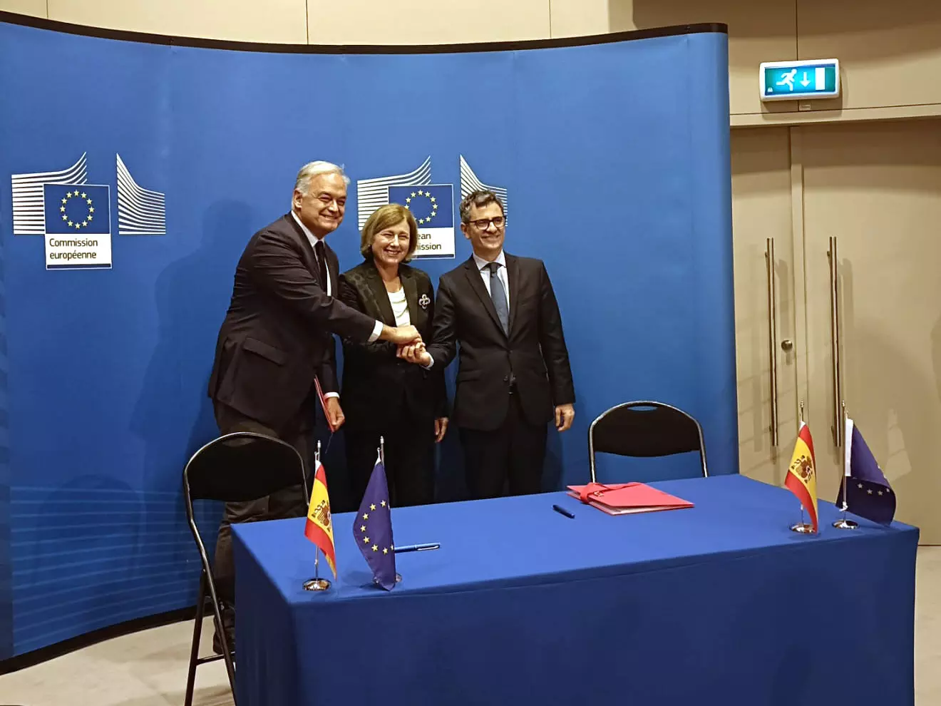 Esteban González Pons, Félix Bolaños y Vera Jourovà, este martes en Bruselas tras firmar el acuerdo de renovación del CGPJ. — Europa Press