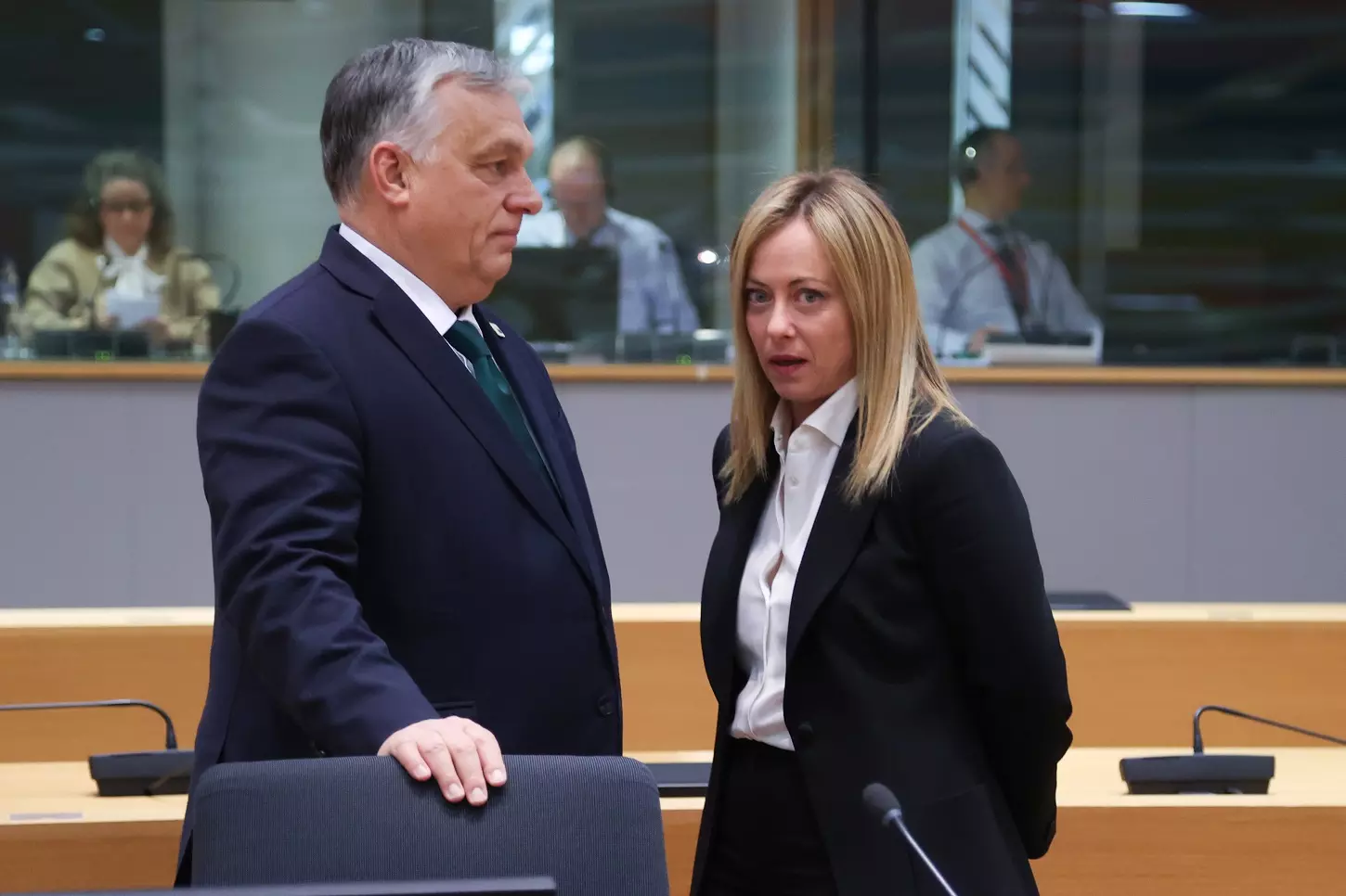 El primero ministro húngaro, Viktor Orban, y la primera ministra italiana, Giorgia Meloni, conversan en   la cumbre de lídere de la UE en Bruselas, de diciembre de 2022. — Francois Lenoir/European Council/dpa / Europa Press