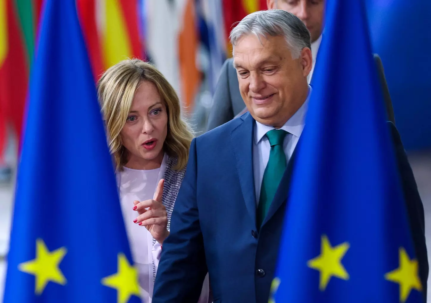 La primera ministra de Italia, Giorgia Meloni, con su homólogo de Hungría, Viktor Orban, a su llegada a la cumbre de la UE en Bruselas para ratifiicar los nombramientos de los cargos en la cúpula de la UE. — Johanna Geron / REUTERS