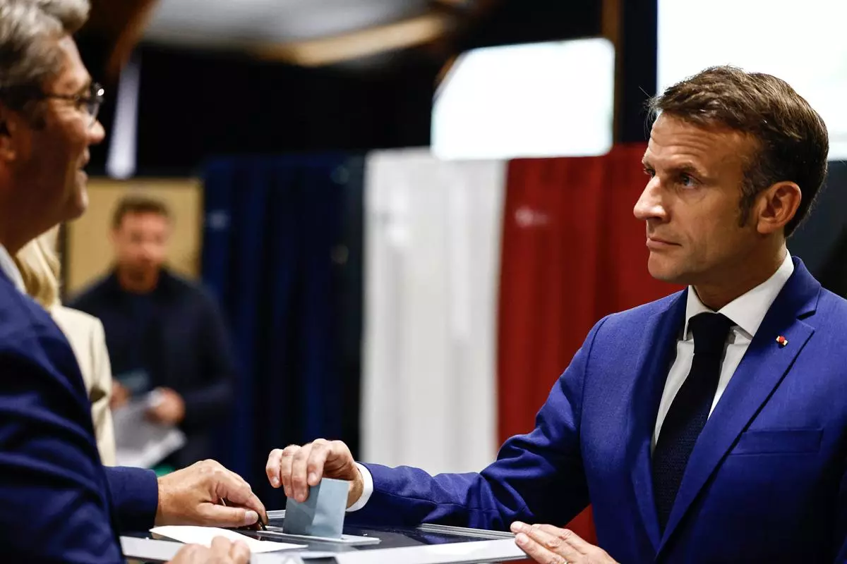 Emmanuel Macron, presidente de Francia, vota este domingo en las elecciones legislativas francesas. — Yara Nardi / EFE