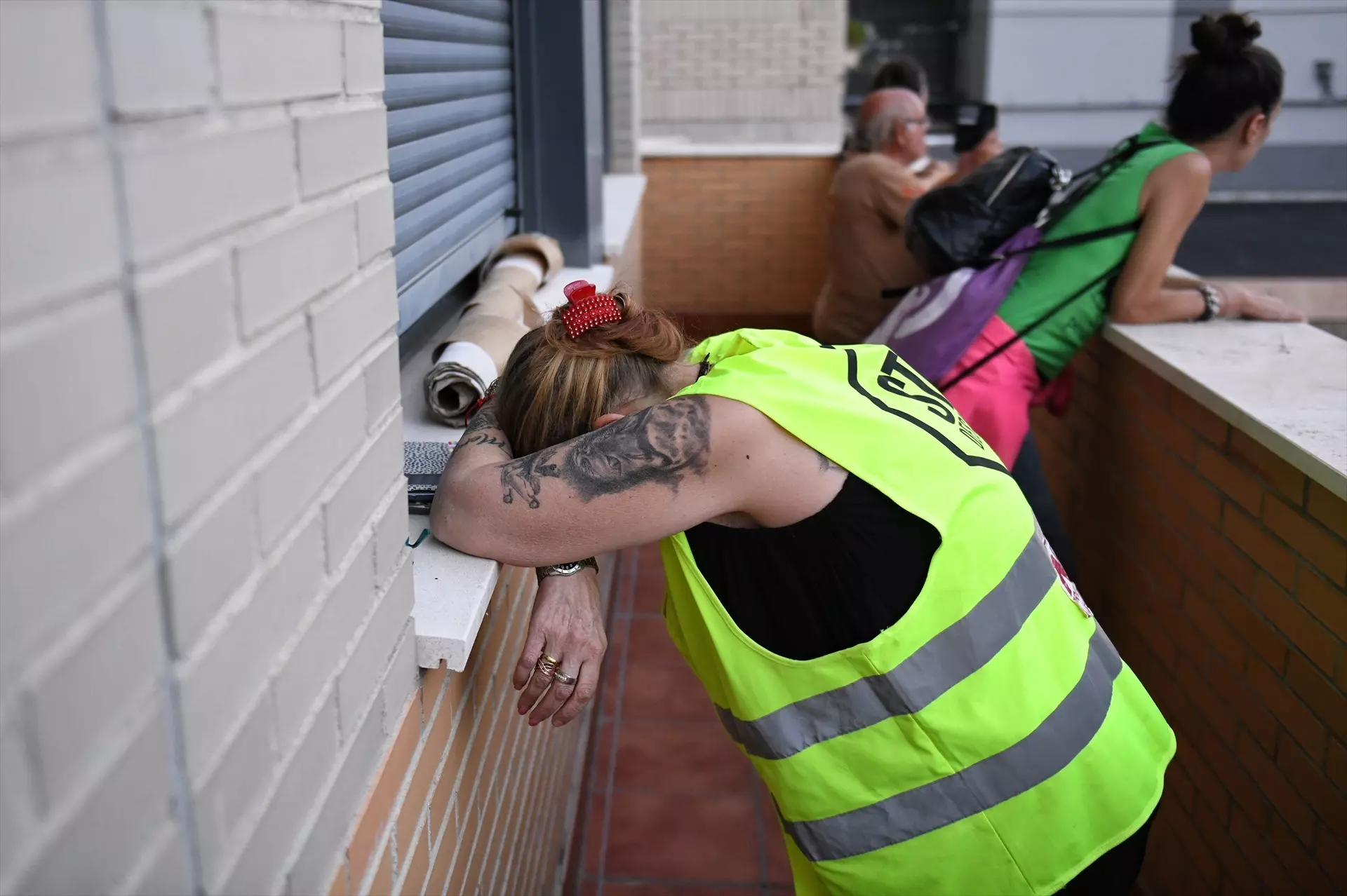 Una vecina durante un desahucio en Madrid. — Fernando Sánchez / Europa Press