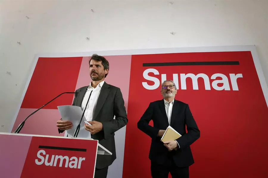 El portavoz de Sumar, Ernest Urtasun, junto al diputado Carlos Martín este lunes en la sede del partido. — Javier Lizón / EFE