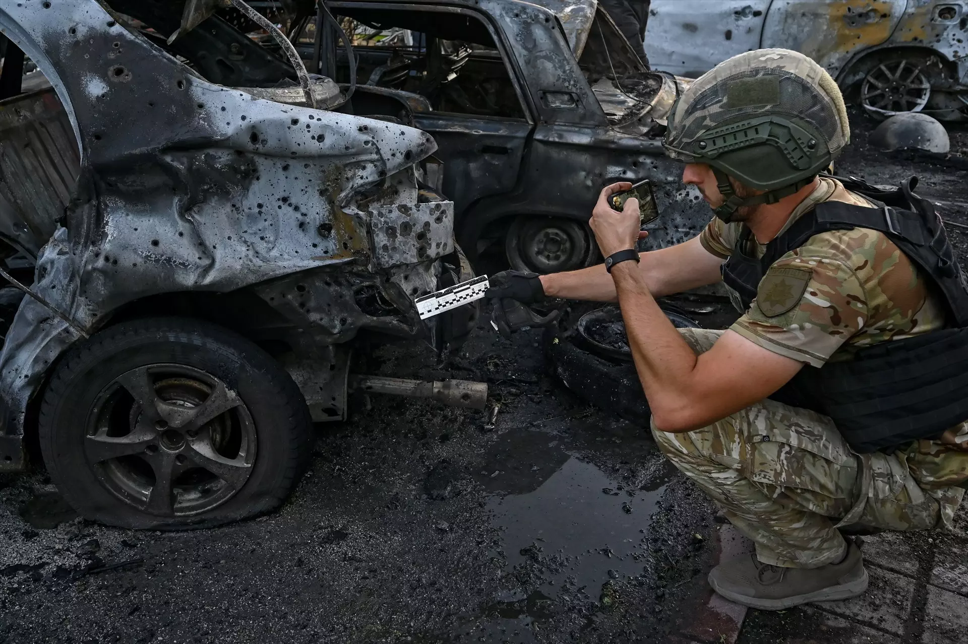 Un experto analiza un coche destruido por las tropas rusas en Vilniansk, a 29 de junio de 2024. — Dmytro Smolienko / Europa Press