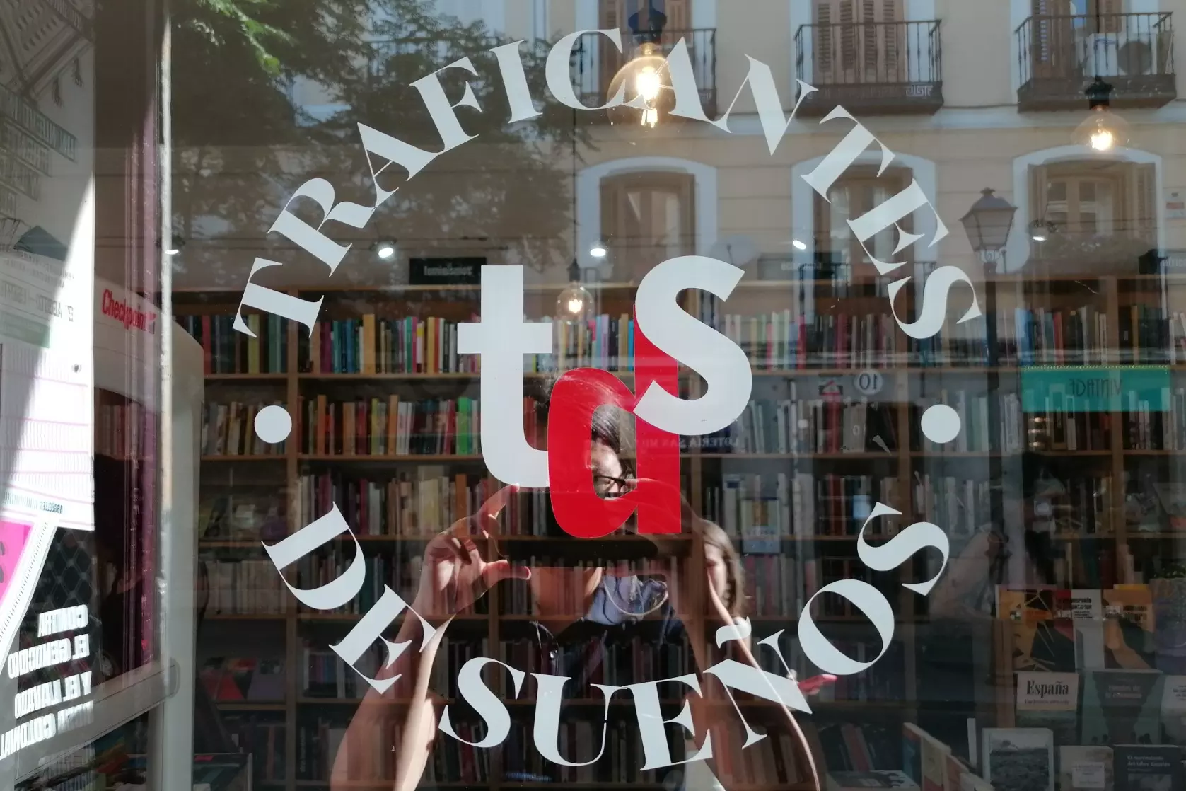 Traficantes de Sueños, la lucha de una librería rebelde para no ser expulsada de Lavapiés por un piso turístico