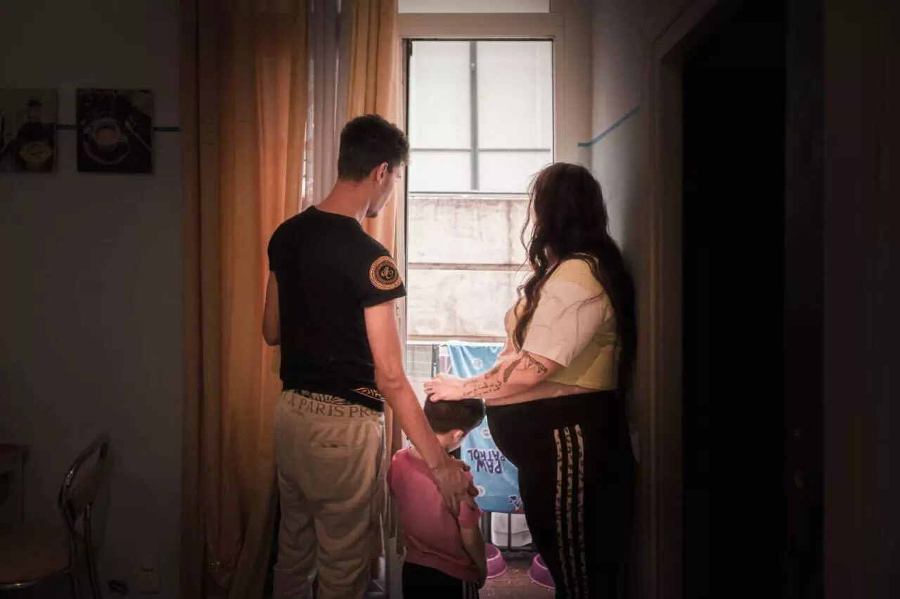 Sharon, poco antes de dar a luz, junto a su pareja y su hijo de tres años en su piso de Barcelona. — Sindicat d'Habitatge Socialista de Catalunya