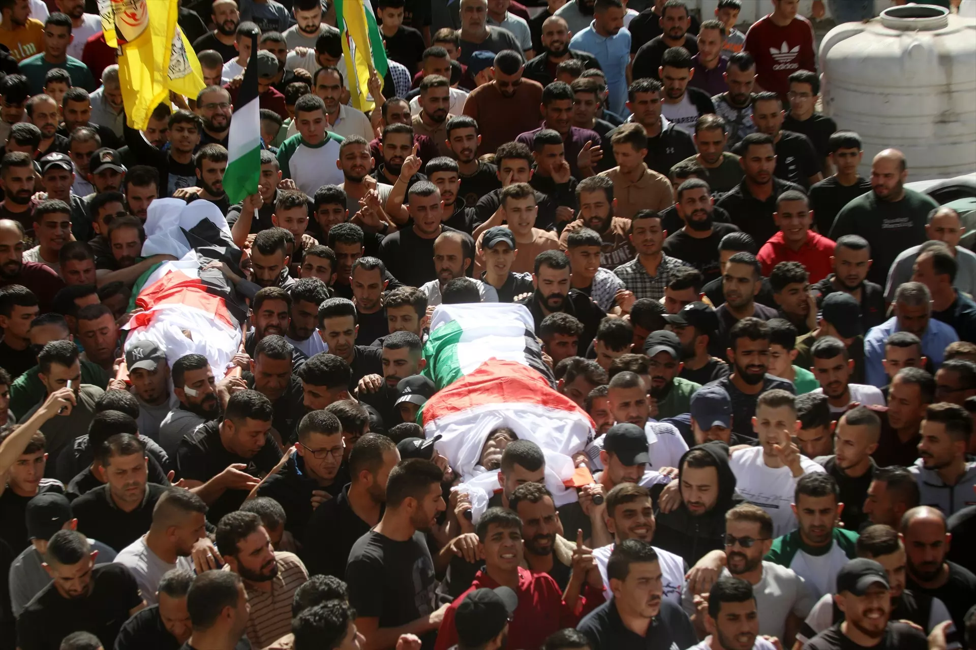 Varias personas cargan con los cuerpos de dos palestinos asesinados por fuerzas israelíes en un funeral en Cisjordania, a 3 de noviembre de 2023. — Mamoun Wazwaz / Europa Press