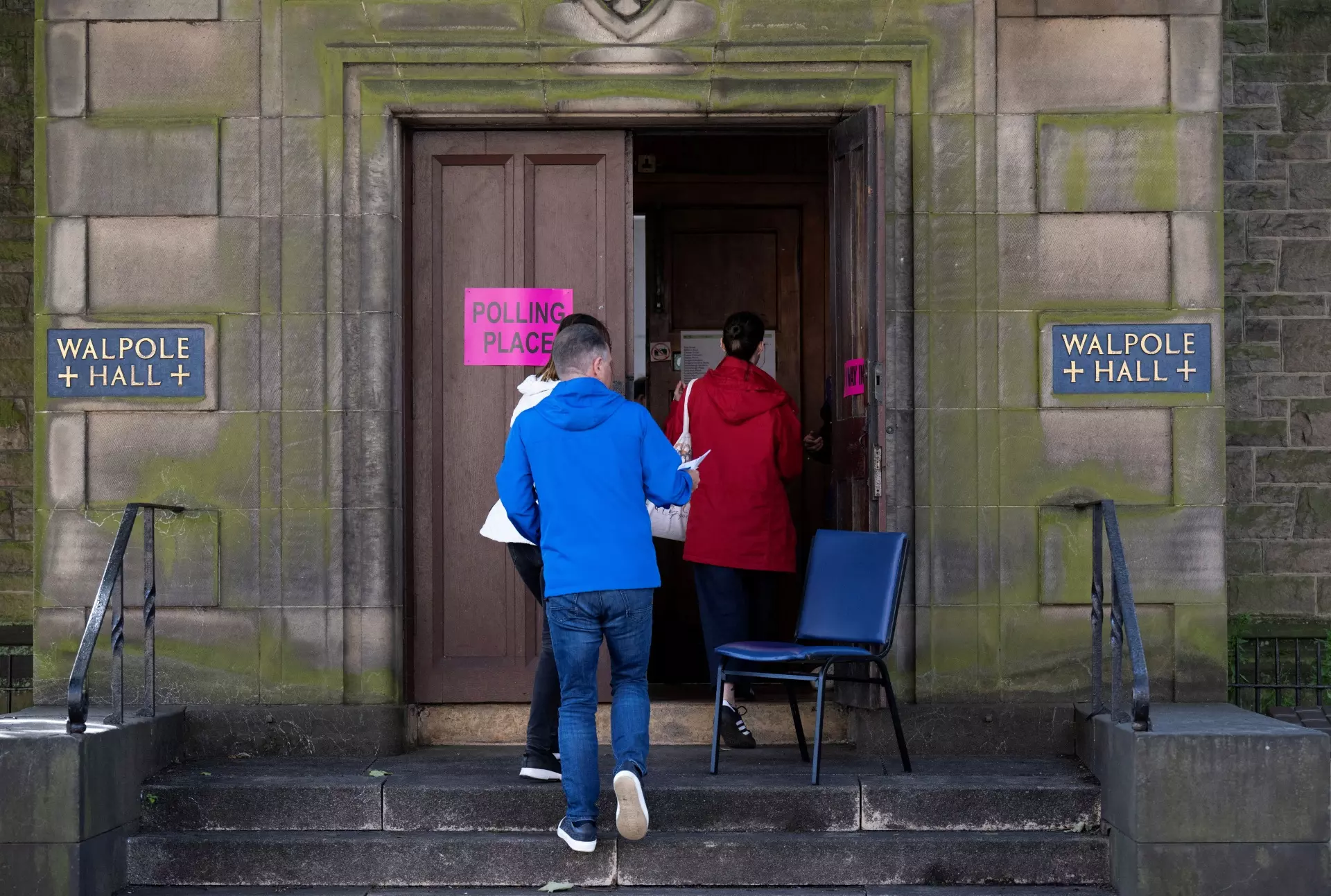 Varias personas acuden a votar en los comicios británicos a un colegio electoral de Edimburgo, Escocia, a 4 de julio de 2024. — Lesley Martin / Reuters